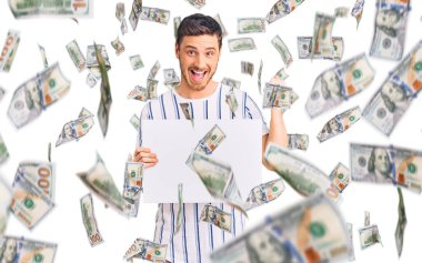 Elinde boş pankart tutan yakışıklı genç adam gururla bağırıyor, zaferi ve başarıyı kutluyor. Kollarını kaldırıp heyecanla bekliyor.