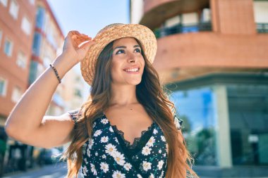 Genç İspanyol kadın tatilde. Gülümsüyor. Şehrin caddesinde mutlu yürüyüşler..