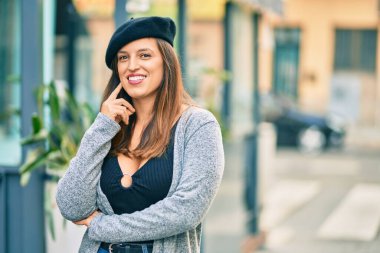 Şehirde Fransız tarzı giyinmiş genç Latin bir kadın duruyor..