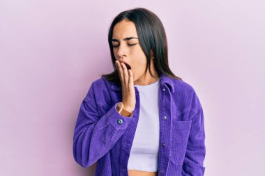 Genç esmer kadın gündelik kıyafetler giyiyordu. Ağzı eliyle kapatmaktan bıkmıştı. Huzursuz ve uykulu.. 