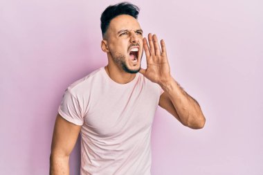 Genç Arap adam gündelik giysiler giyip el ele tutuşarak bağırıyor ve çığlık atıyordu. iletişim konsepti. 