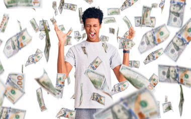 Sıradan kıyafetler giyen genç Afro-Amerikalı adam başarı için deli ve çılgınlığı kutluyor kollarını kaldırmış ve gözlerini kapatmış heyecanla bağırıyor. Kazanan konsept