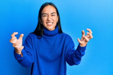 Genç Asyalı kadın, günlük kışlık süveter giyip öfkeden bağırıyor, elleri boğazlamaya çalışıyor, deli gibi bağırıyor. 