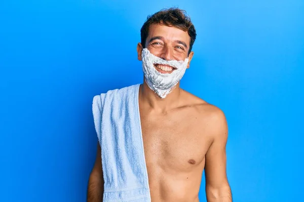 Hombre Guapo Salvando Barba Con Espuma Afeitada Sobre Cara Mirando — Foto de Stock