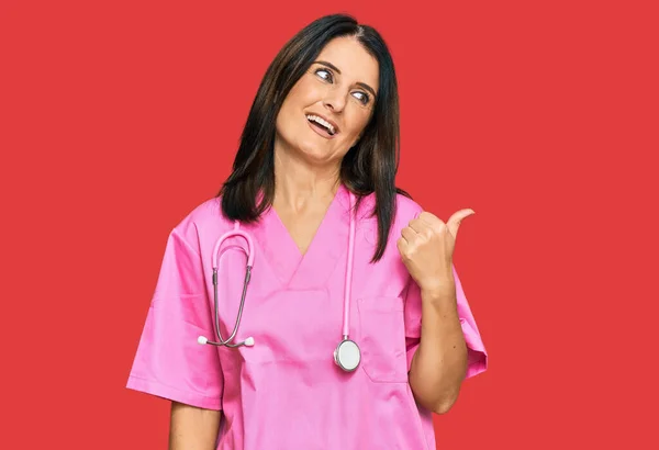 Medelålders Brunett Kvinna Klädd Läkare Uniform Och Stetoskop Leende Med — Stockfoto