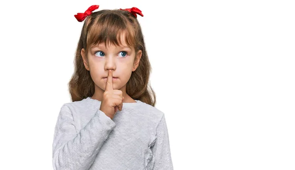 唇に指で静かにするように頼むカジュアルな服を着ている小さな白人の女の子の子供 沈黙と秘密の概念 — ストック写真