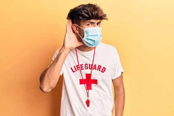 Jonge Spaanse Man Draagt Badmeester Shirt Met Een Medisch Masker — Stockfoto