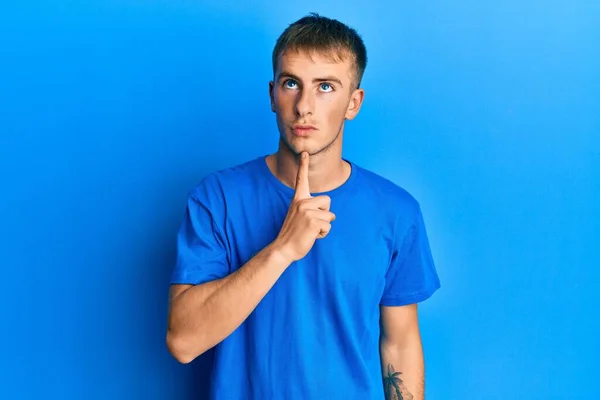 Jonge Blanke Man Draagt Casual Blauw Shirt Denken Geconcentreerd Twijfel — Stockfoto