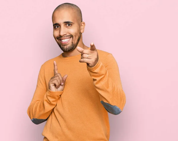 Hispanic Vuxen Man Bär Casual Vinter Tröja Pekar Finger Till — Stockfoto