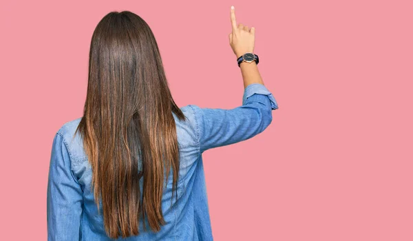 Mujer Morena Joven Con Ropa Casual Posando Hacia Atrás Apuntando —  Fotos de Stock