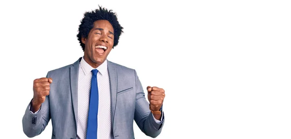 Bonito Homem Afro Americano Com Cabelo Afro Vestindo Jaqueta Negócios — Fotografia de Stock