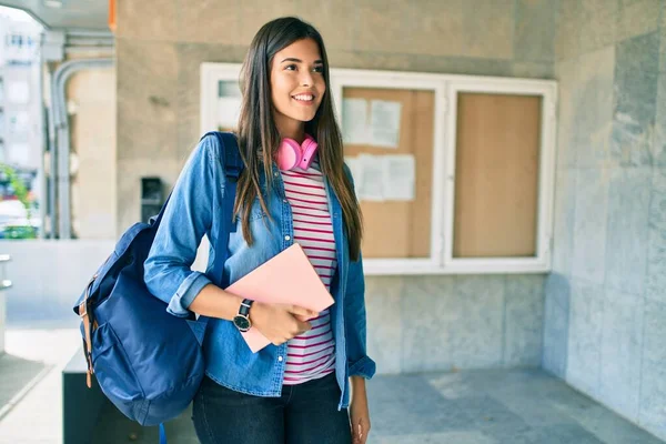 Joven Estudiante Hispana Sonriendo Feliz Usando Auriculares Universidad — Foto de Stock