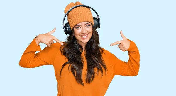 Hermosa Joven Morena Escuchando Música Usando Auriculares Que Ven Confiados —  Fotos de Stock