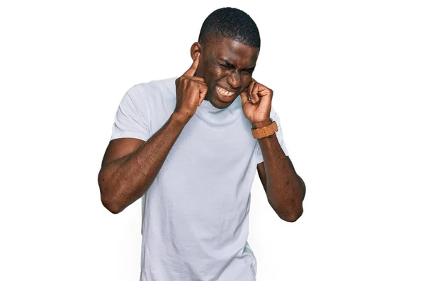 Joven Hombre Afroamericano Vistiendo Camiseta Blanca Casual Cubriendo Las Orejas —  Fotos de Stock