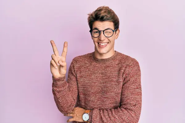 Hombre Caucásico Guapo Con Suéter Casual Gafas Sonriendo Con Cara — Foto de Stock