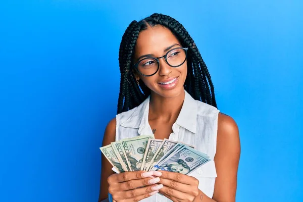 Hermosa Mujer Hispana Sosteniendo Dólares Sonriendo Mirando Costado Mirando Hacia —  Fotos de Stock