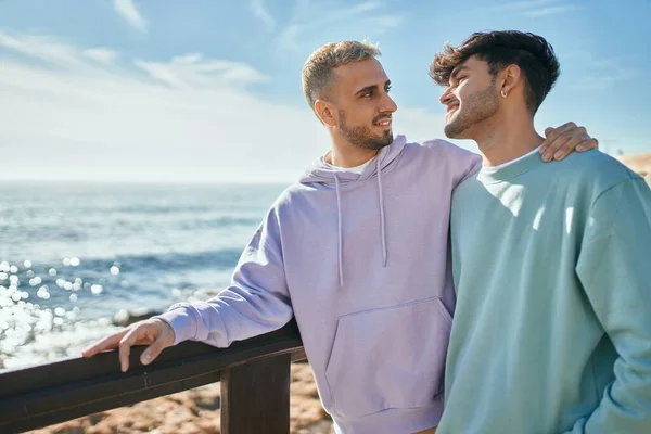 Jovem Gay Casal Sorrindo Feliz Abraçando Praia — Fotografia de Stock