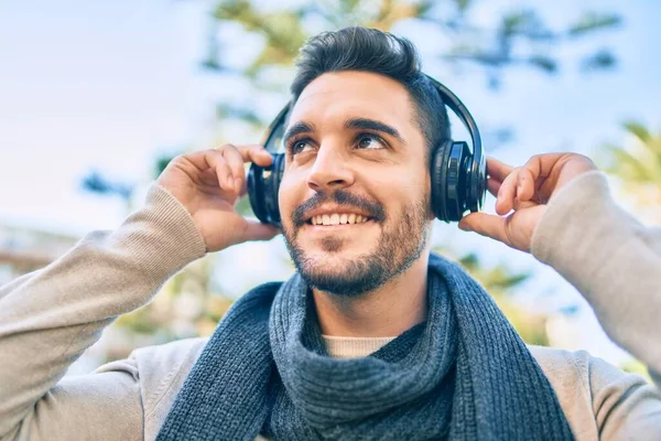 Νεαρός Ισπανόφωνος Χαμογελώντας Χαρούμενος Ακούγοντας Μουσική Χρησιμοποιώντας Ακουστικά Περπατώντας Στην — Φωτογραφία Αρχείου