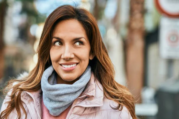 Joven Mujer Hispana Sonriendo Feliz Pie Ciudad — Foto de Stock