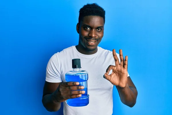 Knappe Zwarte Man Met Mondwater Voor Frisse Adem Doet Teken — Stockfoto