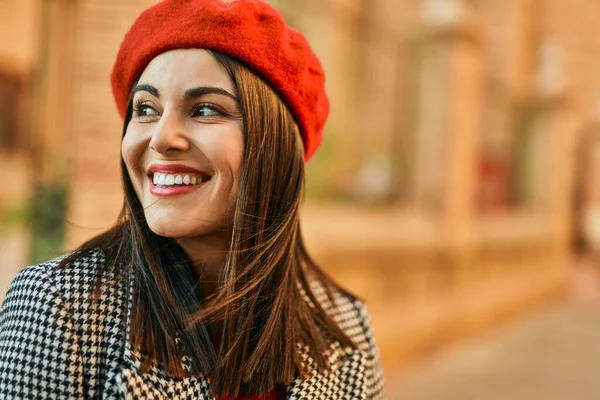 Jonge Spaanse Vrouw Glimlachend Gelukkig Staande Stad — Stockfoto