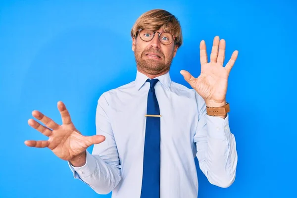 Mladý Plavovlasý Muž Oblečený Pracovních Šatů Brýlí Vyděšený Vyděšený Výrazem — Stock fotografie