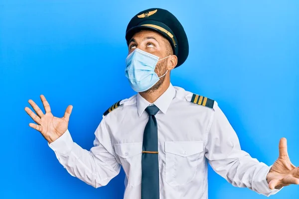 Pohledný Muž Plnovousem Uniformě Pilota Letadla Záchranné Masce Šílený Šílený — Stock fotografie