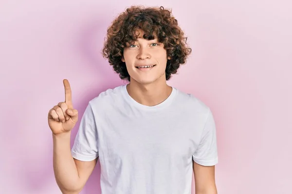 Bonito Jovem Vestindo Camisa Branca Casual Mostrando Apontando Para Cima — Fotografia de Stock