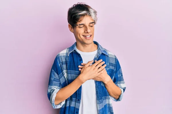 Jovem Hispânico Vestindo Roupas Casuais Sorrindo Com Mãos Peito Com — Fotografia de Stock