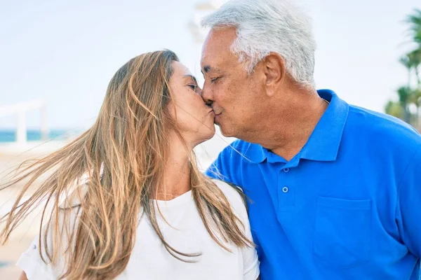 Casal Hispânico Meia Idade Abraçando Beijando Passeio — Fotografia de Stock