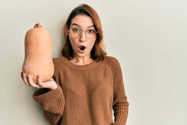 Giovane Donna Caucasica Possesso Zucca Fresca Sana Spaventata Stupita Bocca — Foto Stock