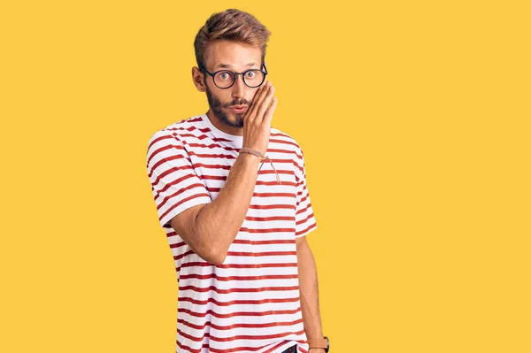 Bel Homme Blond Avec Barbe Portant Des Vêtements Décontractés Des — Photo