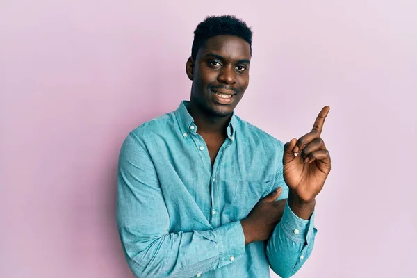 Bonito Homem Negro Vestindo Roupas Casuais Com Grande Sorriso Rosto — Fotografia de Stock