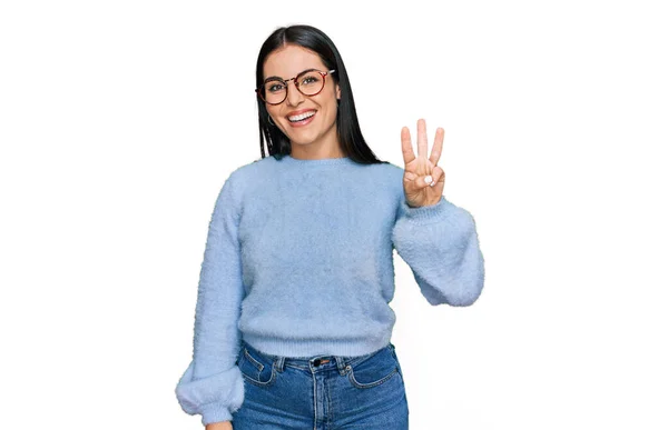 Ung Latinamerikansk Kvinna Klädd Casual Kläder Och Glasögon Visar Och — Stockfoto