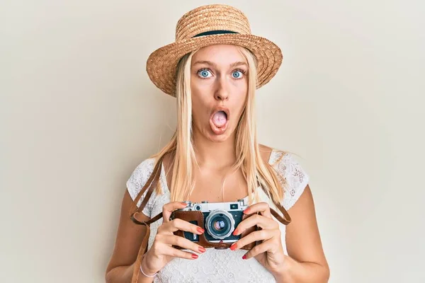 Junges Blondes Mädchen Trägt Sommermütze Mit Kamera Angst Und Schockiert — Stockfoto