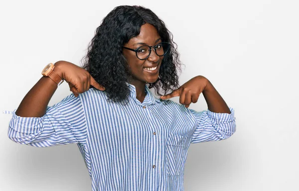 Schöne Afrikanische Junge Frau Lässiger Kleidung Und Brille Sieht Selbstbewusst — Stockfoto
