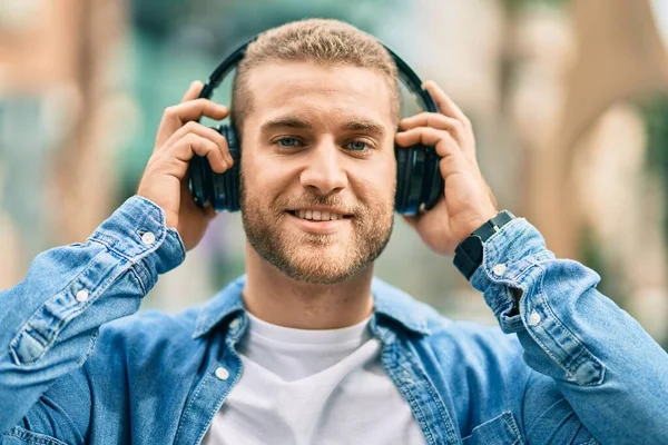 Junger Kaukasier Lächelt Glücklich Mit Kopfhörern Die Stadt — Stockfoto