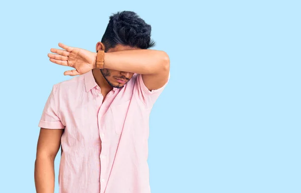 Bonito Jovem Latino Americano Vestindo Camisa Verão Casual Cobrindo Olhos — Fotografia de Stock