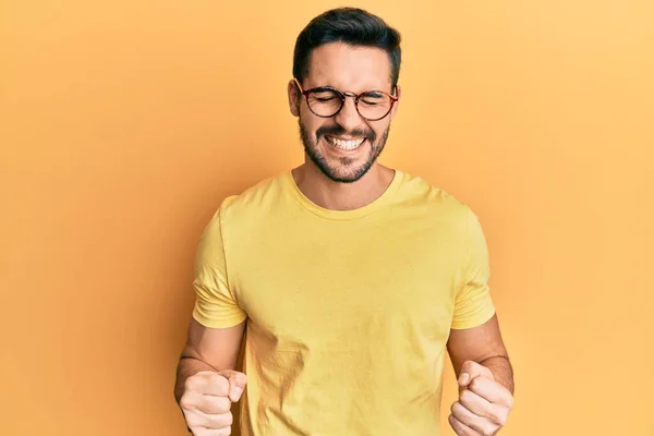 Ung Latinamerikan Man Bär Casual Kläder Och Glasögon Mycket Glad — Stockfoto