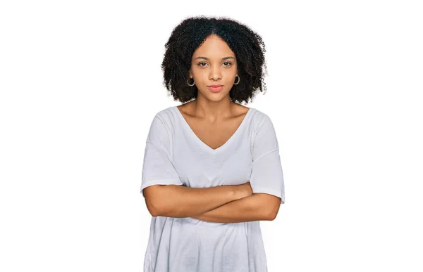Ung Afrikansk Amerikansk Flicka Klädd Avslappnade Kläder Skeptisk Och Nervös — Stockfoto