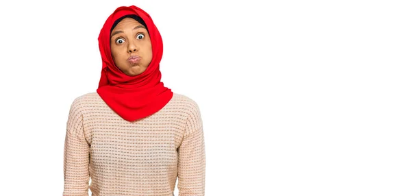 年轻的非洲裔美国女人 戴着传统的伊斯兰头巾 满脸通红 气喘吁吁的嘴 疯狂的表情 — 图库照片