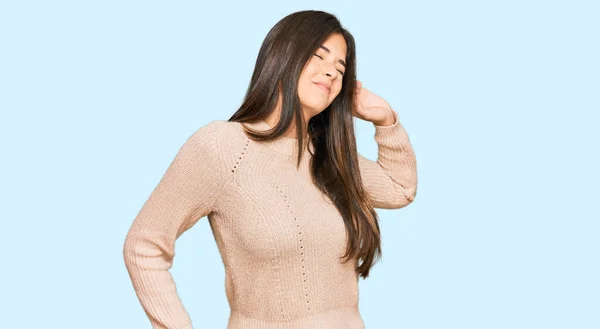 Junge Brünette Frau Lässigem Winterpullover Der Sich Nach Hinten Streckt — Stockfoto