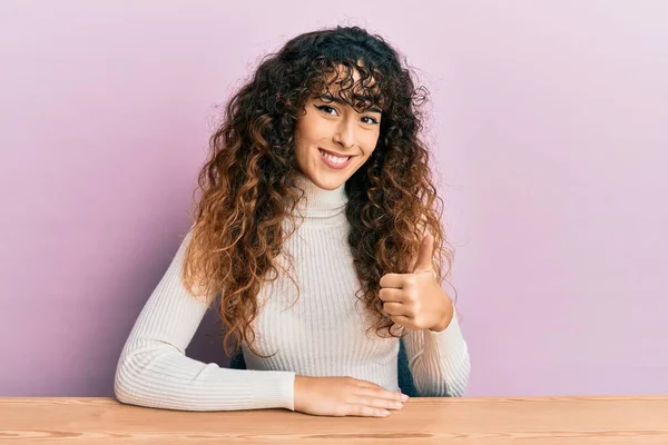 Menina Hispânica Jovem Vestindo Roupas Casuais Sentado Mesa Fazendo Polegares — Fotografia de Stock