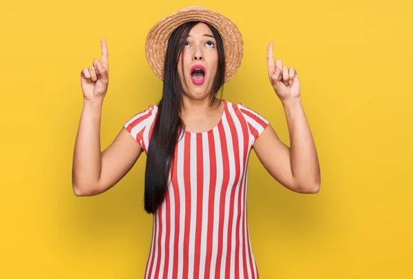 Mujer Hispana Joven Con Sombrero Verano Asombrada Sorprendida Mirando Hacia —  Fotos de Stock