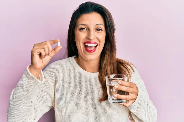 Vacker Latinamerikansk Kvinna Håller Piller Och Glas Vatten Firar Galen — Stockfoto