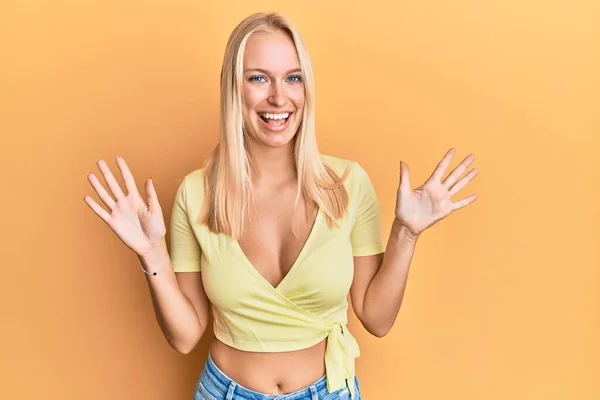 Menina Loira Jovem Vestindo Roupas Casuais Mostrando Apontando Para Cima — Fotografia de Stock