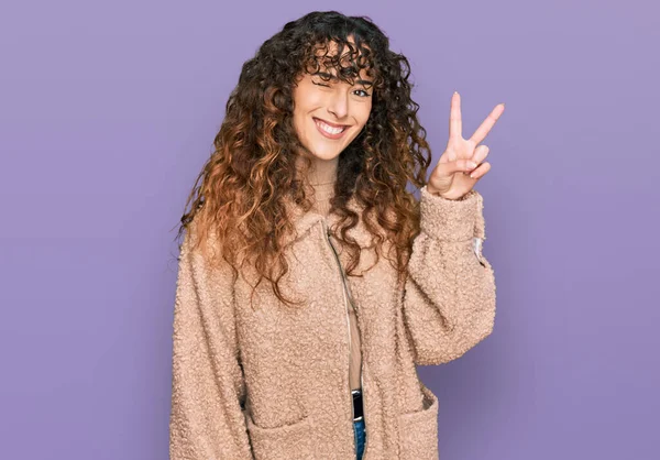 Jovencita Hispana Vistiendo Ropa Invierno Sonriendo Con Cara Feliz Guiñando —  Fotos de Stock