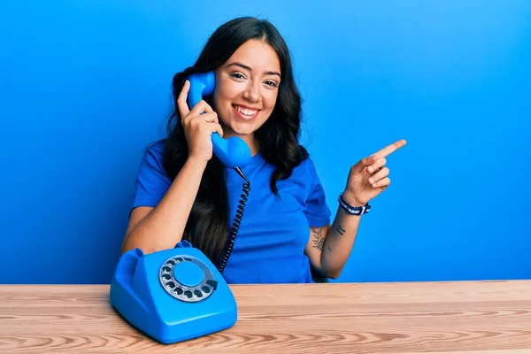 Linda Morena Jovem Falando Telefone Vintage Sorrindo Feliz Apontando Com — Fotografia de Stock