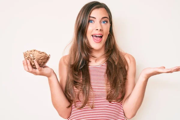 Schöne Junge Kaukasische Frau Isst Gesunde Vollkornzelohren Und Feiert Ihre — Stockfoto