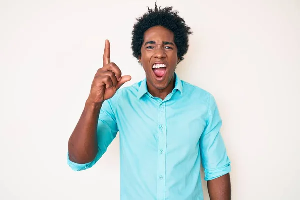 アフロの髪をしたハンサムなアフリカ系アメリカ人の男性は カジュアルな服を着て成功したアイデアで指を指しています 興奮して幸せよ 第1位 — ストック写真
